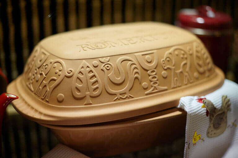 clay cooking pot